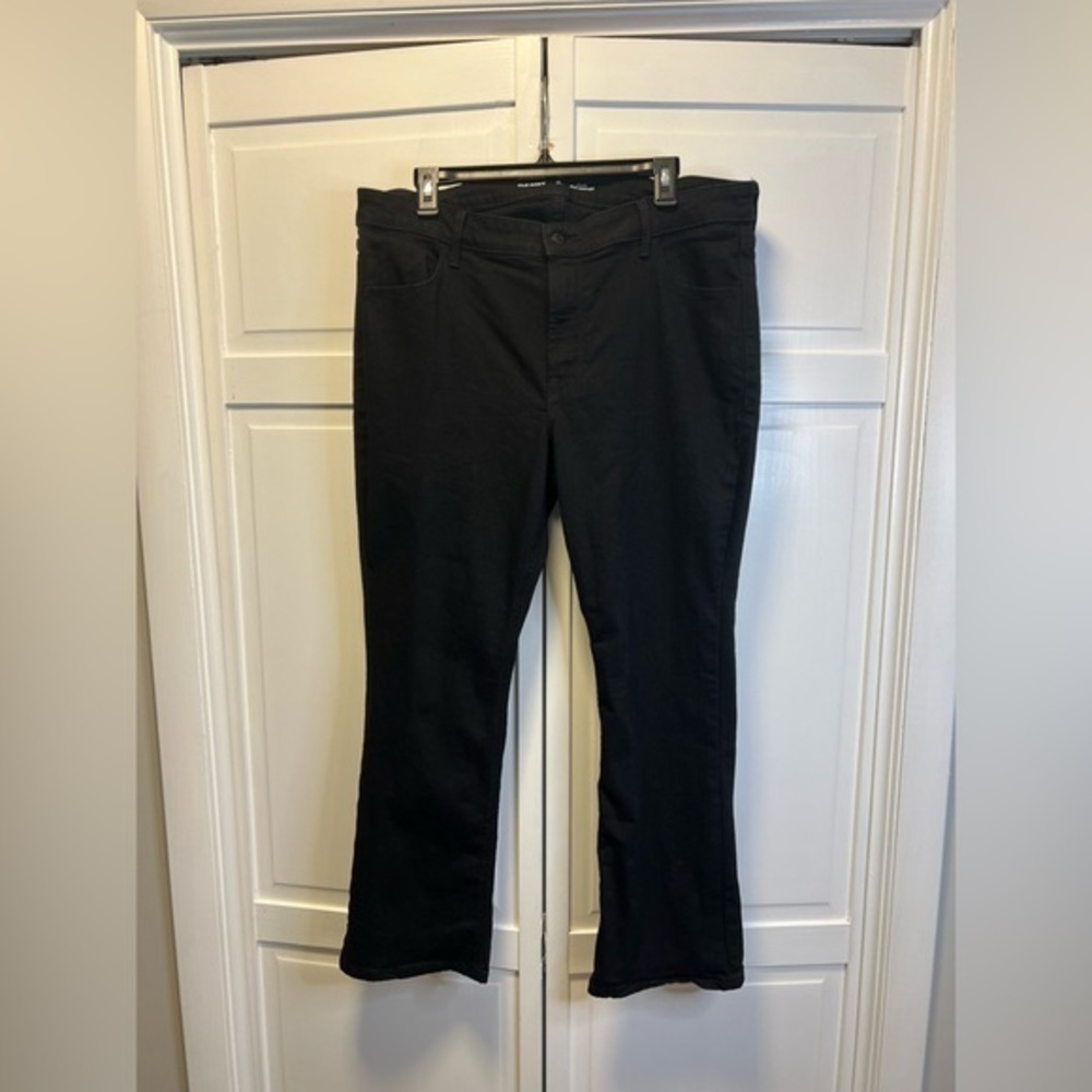 Old Navy Women’s Mid Rise Wow Boot-Cut Jeans Size Women’s 16 Short Color Black